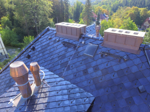 Funkcionalistickou vilu v Liberci zdobí černá střešní krytina Bramac Smaragd