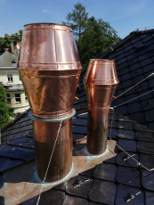 Funkcionalistickou vilu v Liberci zdobí černá střešní krytina Bramac Smaragd