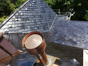 Funkcionalistickou vilu v Liberci zdobí černá střešní krytina Bramac Smaragd