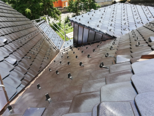 Funkcionalistickou vilu v Liberci zdobí černá střešní krytina Bramac Smaragd