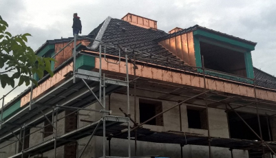 Funkcionalistickou vilu v Liberci zdobí černá střešní krytina Bramac Smaragd