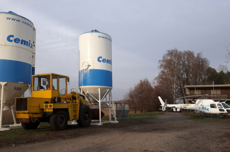 Cemix dodal vápno na dezinfekci přeloučského rybníka