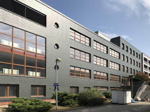 Liberecká škola pro znevýhodněné studenty dostala fasádu z titanzinku