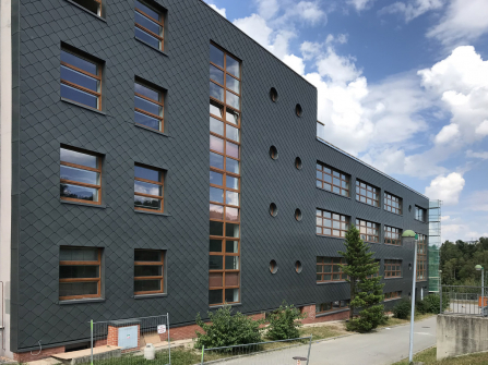 Liberecká škola pro znevýhodněné studenty dostala fasádu z titanzinku