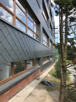 Liberecká škola pro znevýhodněné studenty dostala fasádu z titanzinku