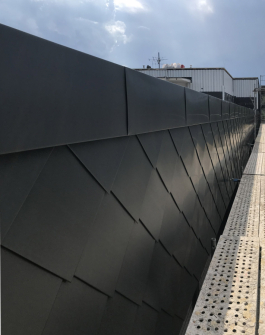 Liberecká škola pro znevýhodněné studenty dostala fasádu z titanzinku