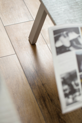 Série Saloon má vzhled dřeva