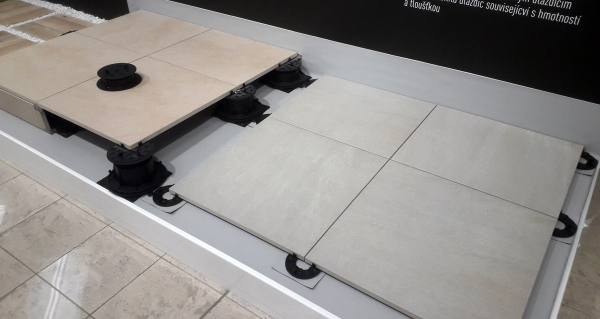 Série RAKO Outdoor – slinuté dlaždice tl. 2 cm pro venkovní použití, lze je položit přímo do terénu nebo na plastové terče