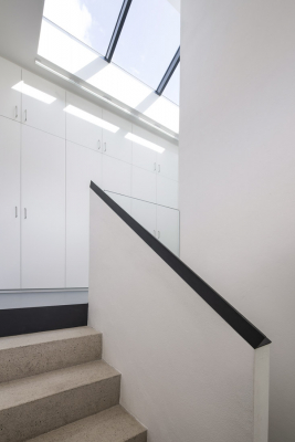 Okno nad schodištěm prosvětluje celý vnitřní prostor