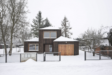 Hmoty domu odskakují podle toho, jak je třeba (garáž, zádveří). Autoři vycházeli z uživatelského komfortu, zároveň co nejvíce respektovali prostředí, které mělo hezké drobné měřítko.