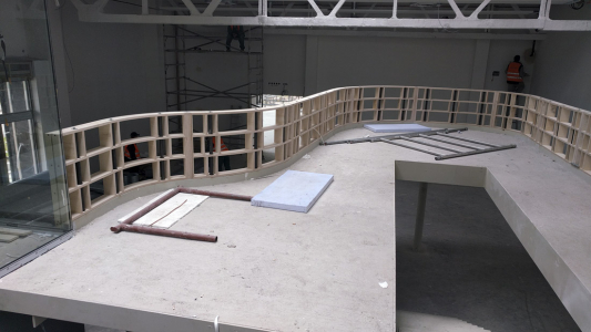 Jako dominantní interiérový prvek bylo do úrovně 2. NP navrženo vykonzolované balkonové těleso ve tvaru těla klavírního křídla