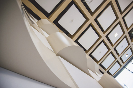 Velká pozornost byla věnována akustice stropu