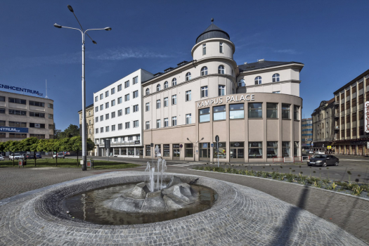 Hotel byl postavený v roce 1912 podle návrhu architekta Wunibalda Reiningera ve stylu doznívající secese, s výraznými ornamentálními pásky. Postupně se rozrůstal, takže jej tvořilo pět propojených budov.