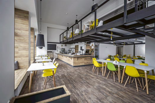 V parteru jsou kavárna a cukrárna, dále také dvě restaurace