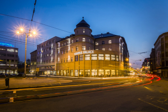 Smetanovo náměstí je významnou křižovatkou osobní, automobilové a kolejové dopravy, ve vzdálenosti maximálně deseti minut chůze od všech fakult situovaných v centru města