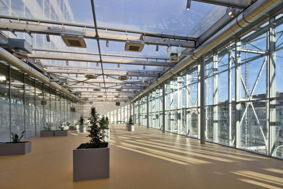 Fasáda objektu A je řešena jako modulová sklohliníková konstrukce s izolačními trojskly a součinitelem prostupu tepla U = 0,65 W/m2K