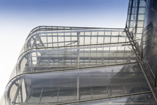 Od pátého podlaží fasádu doplňuje vnější plášť z dvouvrstvých pneumatických ETFE polštářů