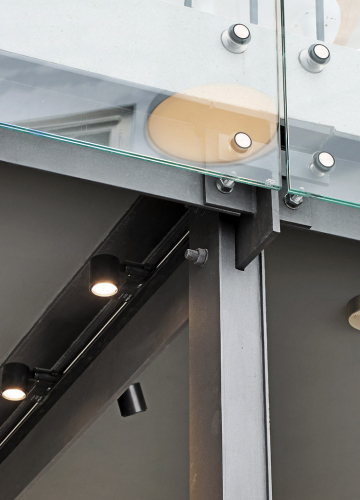 Obr. 8: Detail spoje sloupku a ukotvení zábradlí