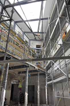 Obr. 3: Montáž konstrukce zastřešení