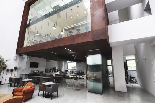 Povrchové materiály byly zvoleny tak, aby odpovídaly industriálnímu charakteru objektu