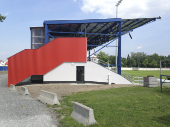 „Stavbě jsme dodaly barevnost a dynamiku, u schodiště jsme použily vlnitý plech. Tribuna se, doufám, stane zapamatovatelným znakem této části města,“ říká Petra Gajdová.