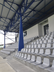 U tribuny jsou na původních betonových konstrukcích nové sedačky. Počet jejich řad byl zredukován, nyní se tu nachází 522 míst pro diváky.