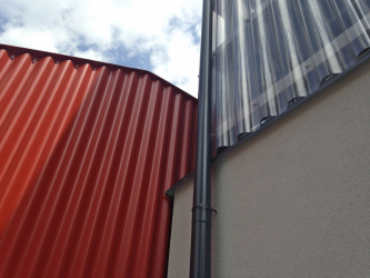 „Pro nové části autorky použily laciné, ale působivé materiály v linii, které se u nás říká lo-tech. Tato rekonstrukce poskytuje dobrý příklad architektury, jež byla pořízená sice z veřejných prostředků, ale za relativně nevelkou částku,“ uvádí Rostislav Švácha.