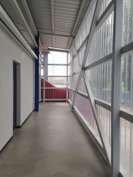 Chodba ve 2. NP není vytápěná, opláštění je z průhledného vlnitého polykarbonátu