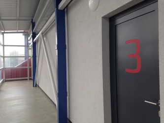 Ve druhém nadzemním podlaží jsou další šatny, VIP salonek a místnost pro delegáta