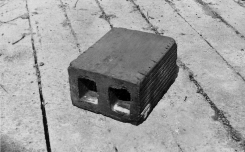 Dobový snímek – patentovaná tvárnice – dutá trojcihla „ERO“