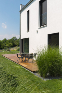 Dřevěná terasa na úrovni zahrady