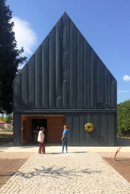 Pro smuteční síň autoři projektu zvolili tradiční formu s vysokou sedlovou střechou