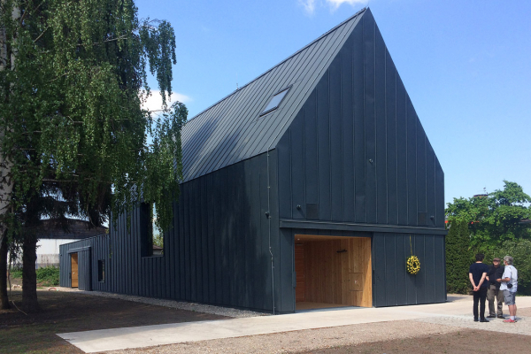 Shromažďovací prostor symbolizuje přechod přes řeku Styx. Jeho část tvoří deska z přírodního betonu s broušeným kartáčovaným povrchem.