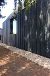 Největší okno má rozměry 3000 x 3000 mm, je pevně zaskleno do rámu skrytého ve vnějším opláštění