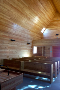 U obřadu, kdy rakev zajíždí do zázemí, jsou lavice sraženy k sobě na osu. Když pozůstalí rakev vynášejí, rozdělí se po stranách. Na balkoně nad vstupem je místo pro hudebníky.