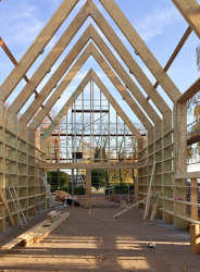 Z průběhu stavby – dřevěná rámová konstrukce