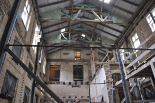 Pohled do středové části objektu po vybourání stávajících vodorovných a svislých konstrukcí, na fotografiích je patrné statické zajištění krovu a obvodových stěn