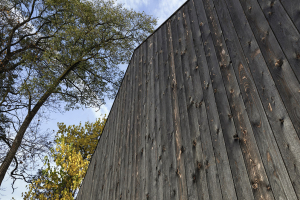 Detail fasády z opáleného dřeva