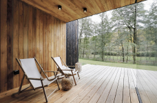 Část interiérů je obložena dřevem, které je opticky propojuje s terasami