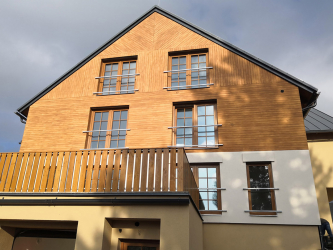 Omítka imitující dřevo na fasádě horských apartmánů