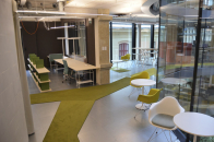 Prostor zůstal variabilní tak, aby umožňoval otevřenou dispozici i případné dělení podle individuálních potřeb