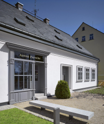 Vstupní průčelí bylo obnoveno na základě starých fotografií a průzkumů