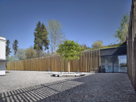 Dílny ve dvoře vznikly až dlouho po narození Ferdinanda Porsche, takže padla i myšlenka, že v nich mohl v mládí pracovat. Proto bylo rozhodnuto přístavby odstranit a nahradit je novostavbou se zázemím muzea.