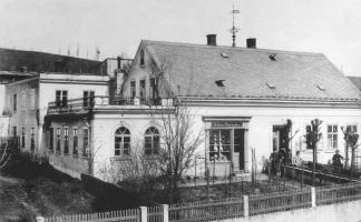 Archivní fotografie – stavebně technický průzkum ukázal, že nejzachovalejšími částmi budovy jsou štítové stěny a dvorní přístavba, naopak hlavní průčelní stěna byla častými změnami, souvisejícími s úpravami vstupu do objektů a výkladců, prakticky bezcenná