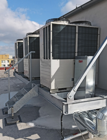 Obr. 2: Vysokoteplotní TČ u panelového domu v Praze