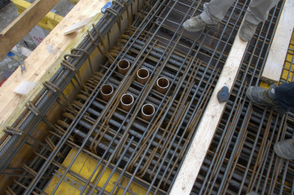 Obr. 4: Výztuž trámu nad 2. NP s prostupy pro ukotvení táhel M42