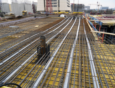 Obr. 5: Předpinací výztuž a kotevní deska sloupu nad 2. NP