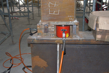 Obr. 7: Zdvihací lisy pod dočasnym sloupem