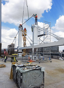 Obr. 15: Osazování táhel na vazníky