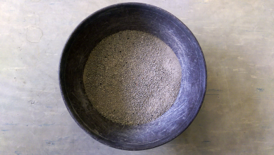 Obr. 2: Testované kamenivo před zkouškou ACV a po ní